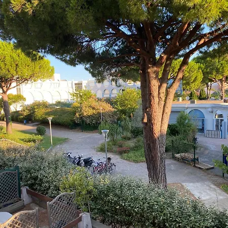 Apartman Les Floralies 2 *